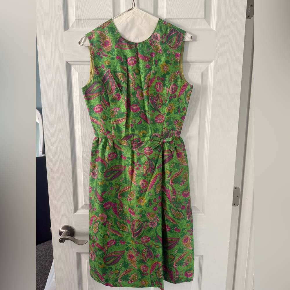 Green Paisley floral vintage sleeveless dress fits size 2 Excellent condition!